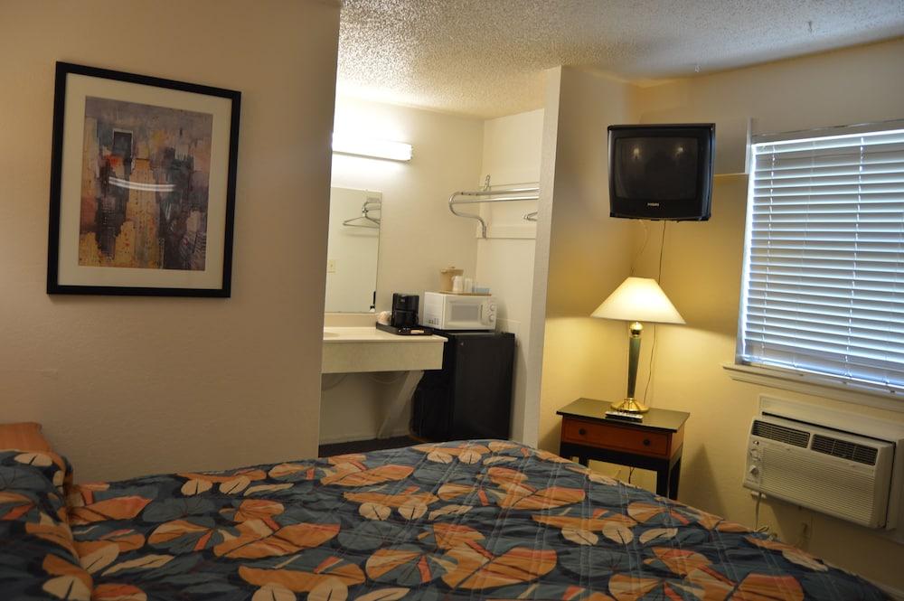 Travelers Inn Motel photo 38