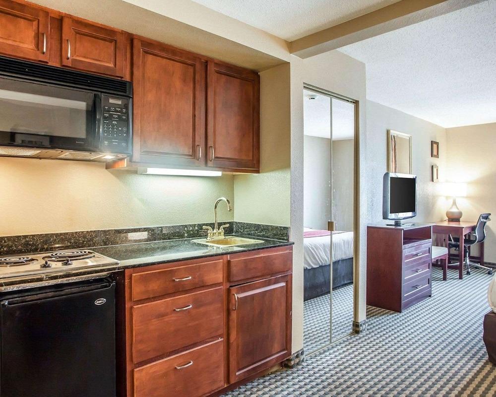 Comfort Inn & Suites Carneys Point - Pennsville photo 18