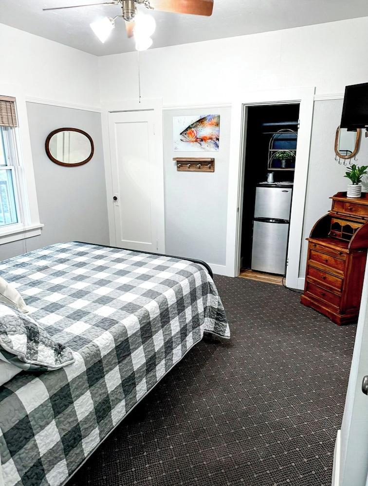 Fall River Hotel and Grazerz Restaurant photo 14