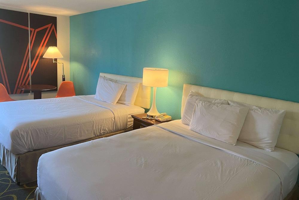 Howard Johnson by Wyndham Manteno photo 13