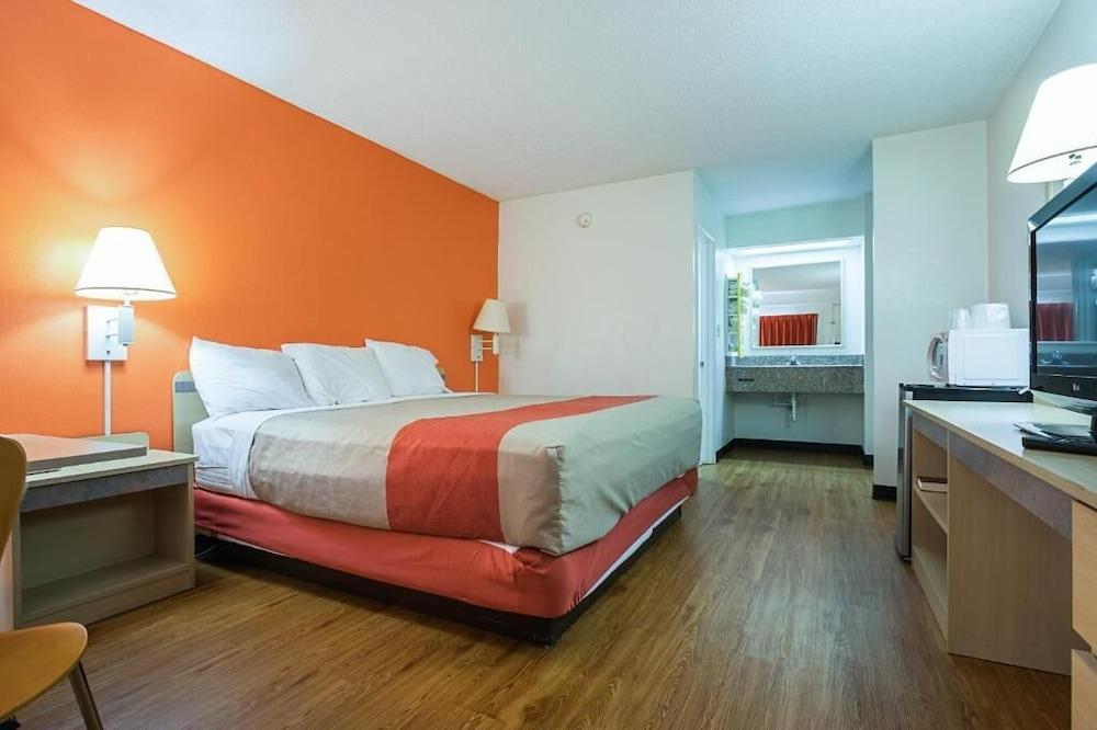 Clarion Pointe Decatur Downtown photo 6