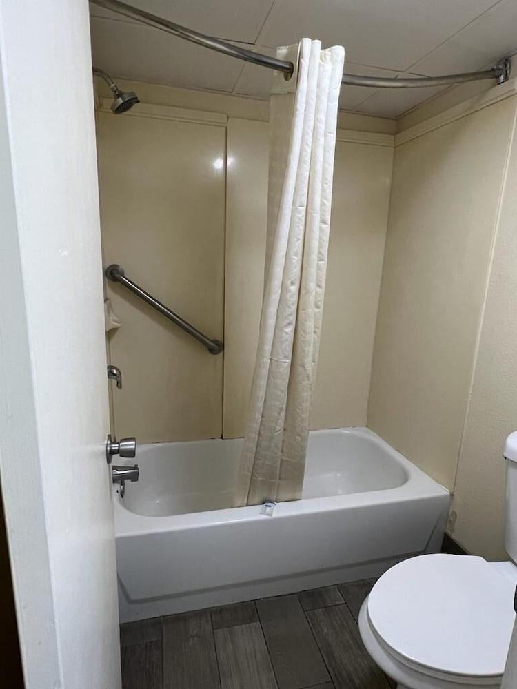 Rodeway Inn Walterboro I-95 photo 20