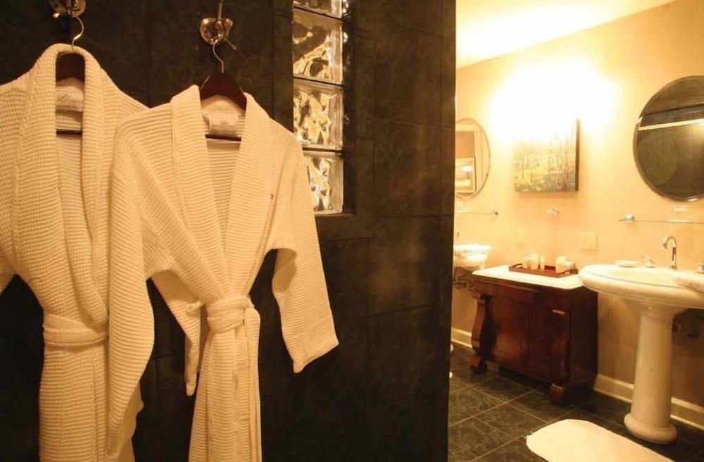 The Martha Washington Inn And Spa photo 38