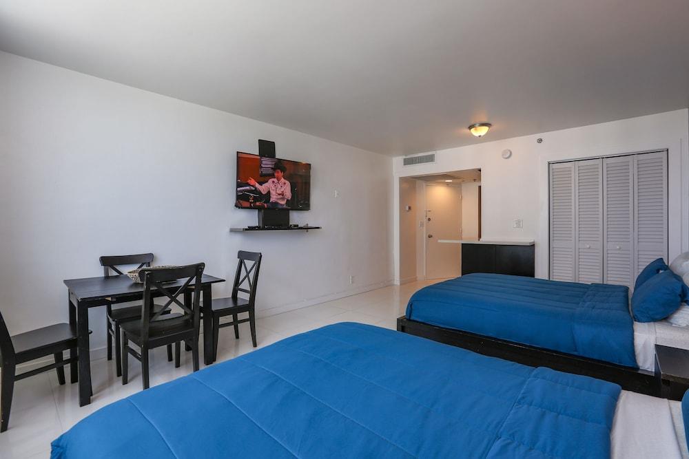 Castle Beach Suites by MiaRentals photo 4