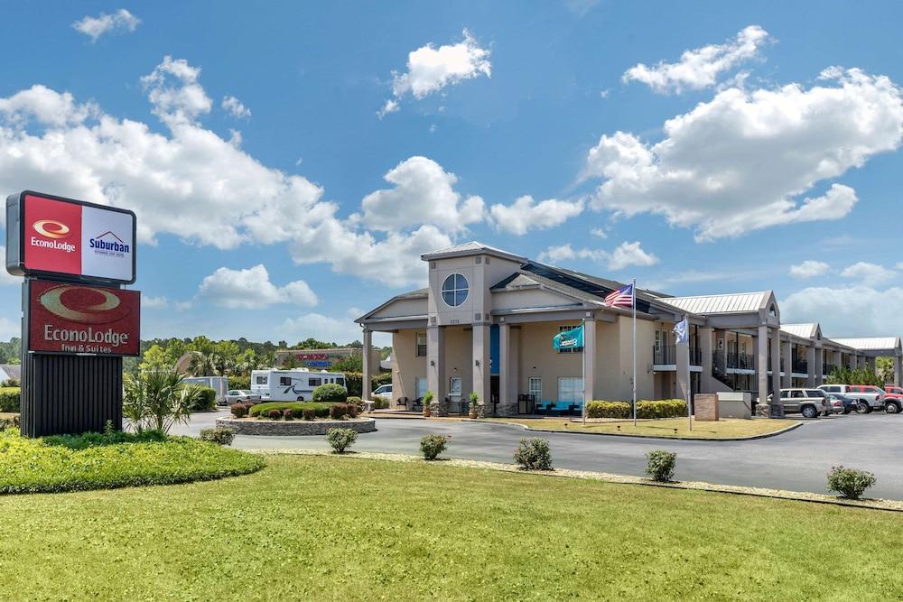 Suburban Studios at the University — hotel in Conway
