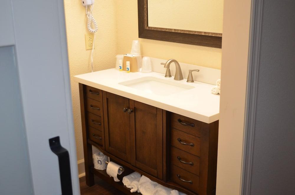 Brookshire Inn & Suites photo 2