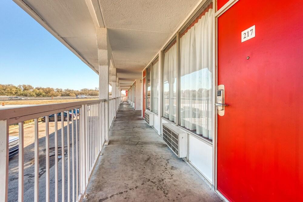 OYO Hotel Waco University Area/ I-35 photo 14