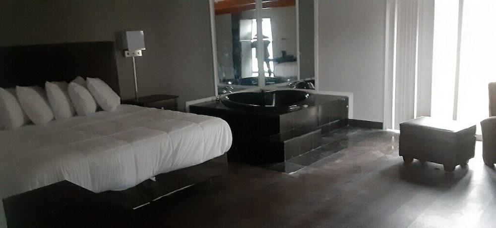 Maplehurst Motel photo 26