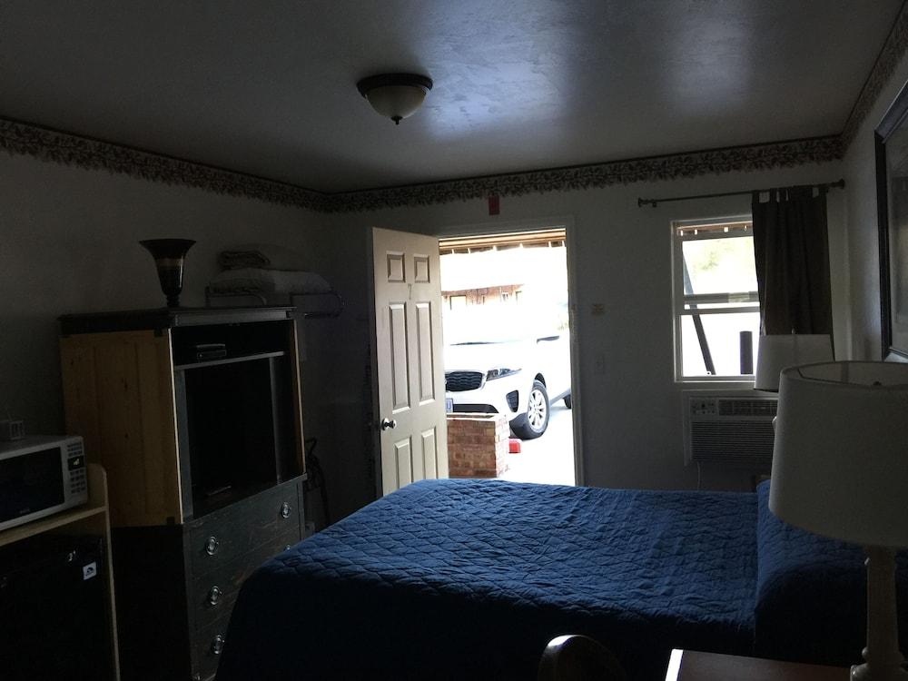 Rustic Inn Motel photo 63