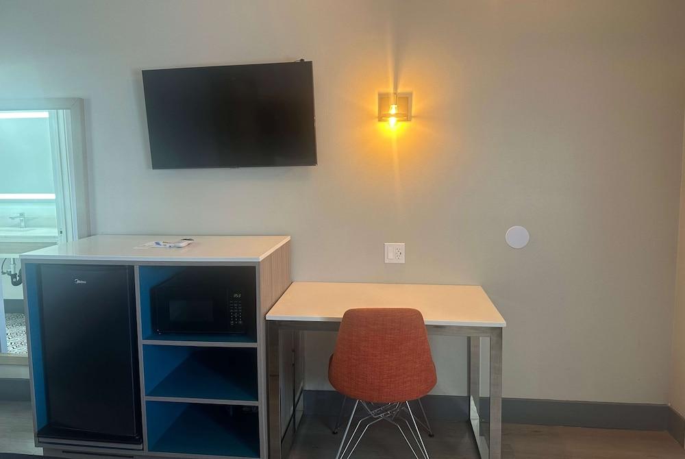Super 8 by Wyndham Oceanside Downtown photo 31