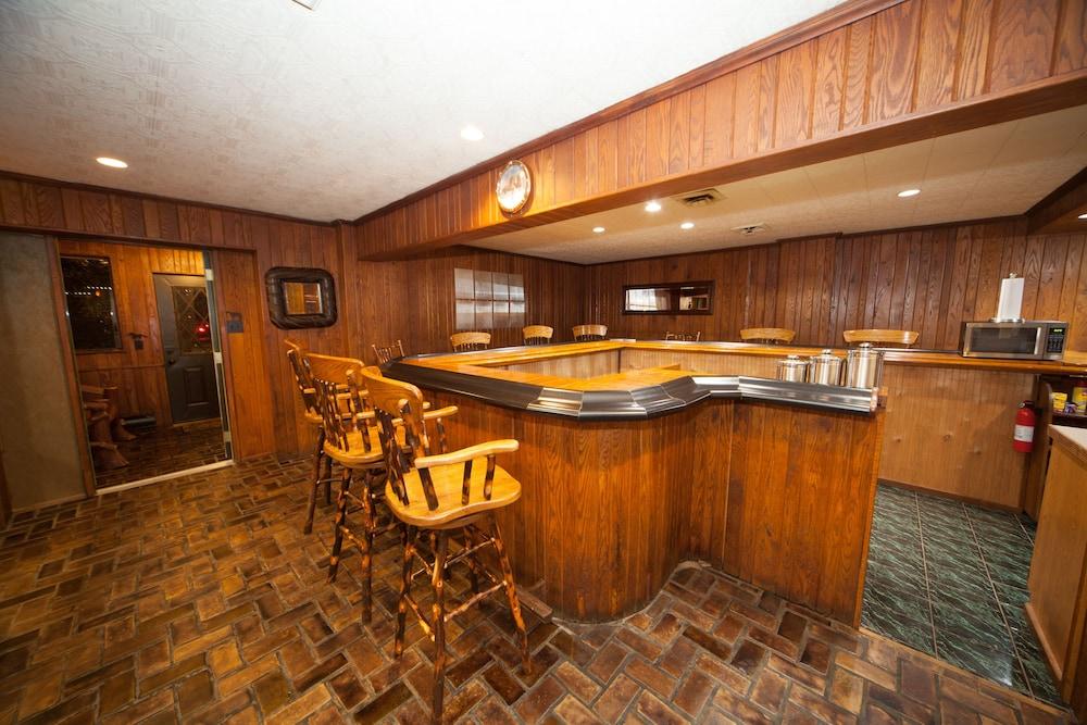 Log Cabin Lodge & Suites photo 51
