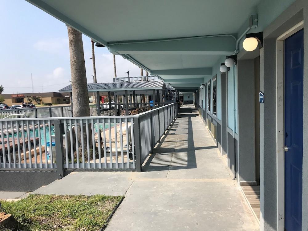 Blue Wave Inn photo 24