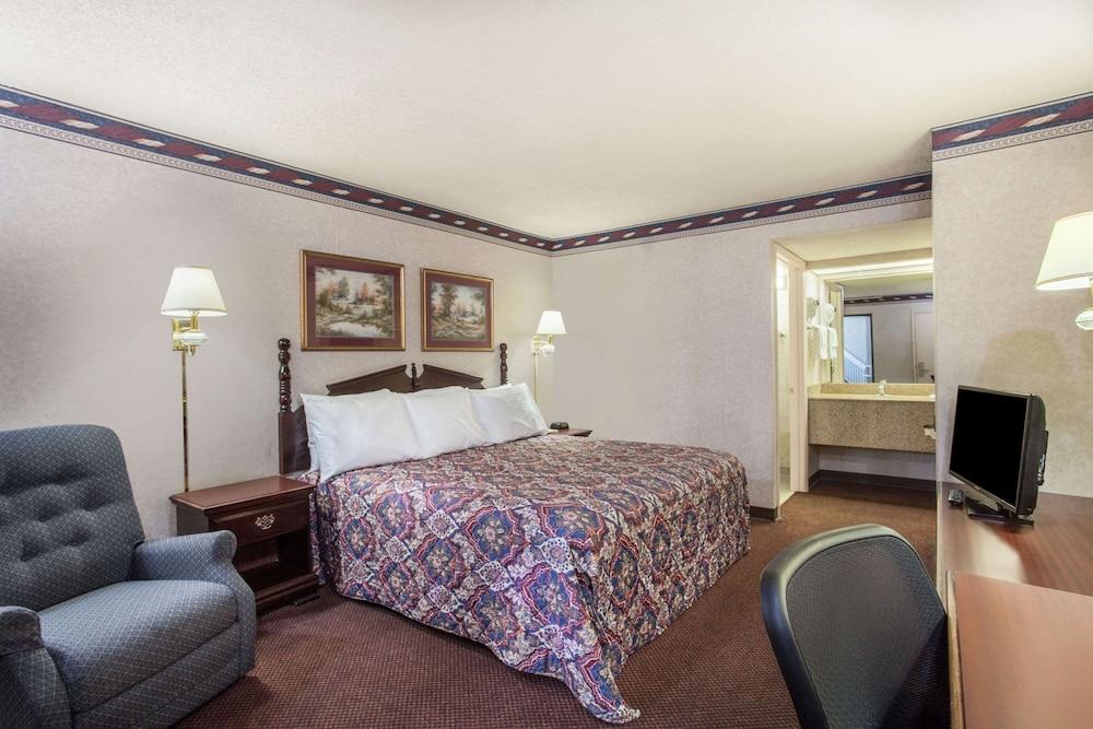 Days Inn by Wyndham Saint Pauls photo 14