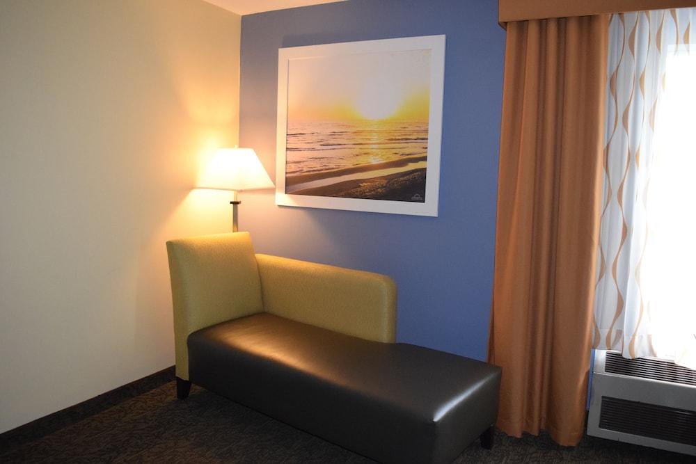 Days Inn by Wyndham Cadillac photo 21