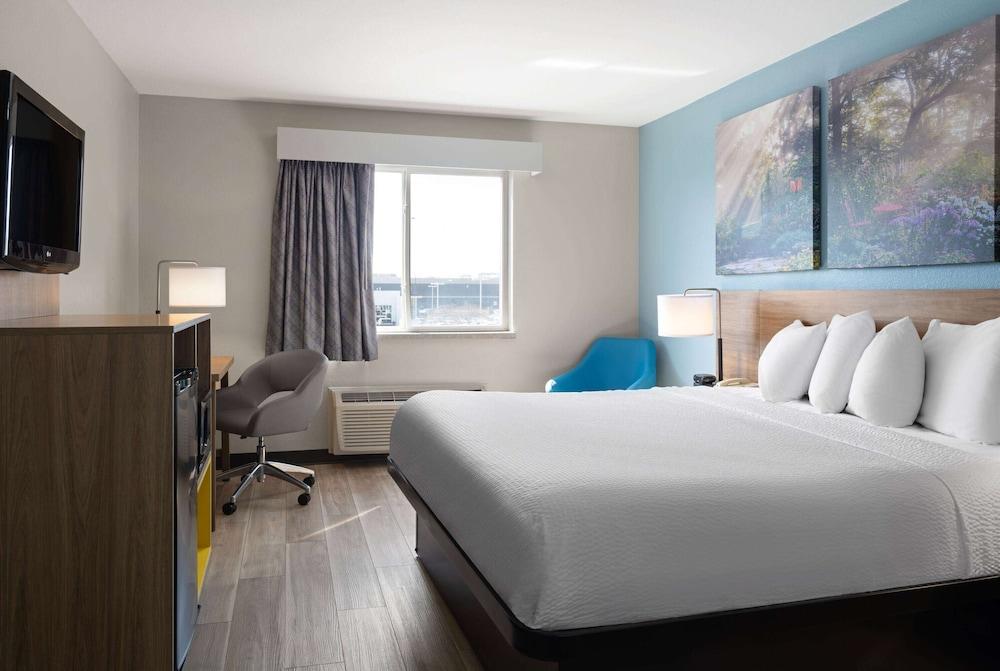 Days Inn by Wyndham Neenah photo 10