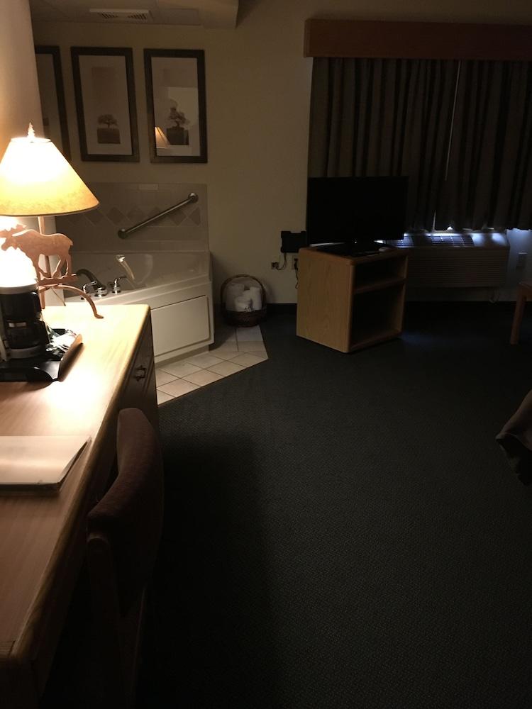 Moose Lake Lodge & Suites photo 25