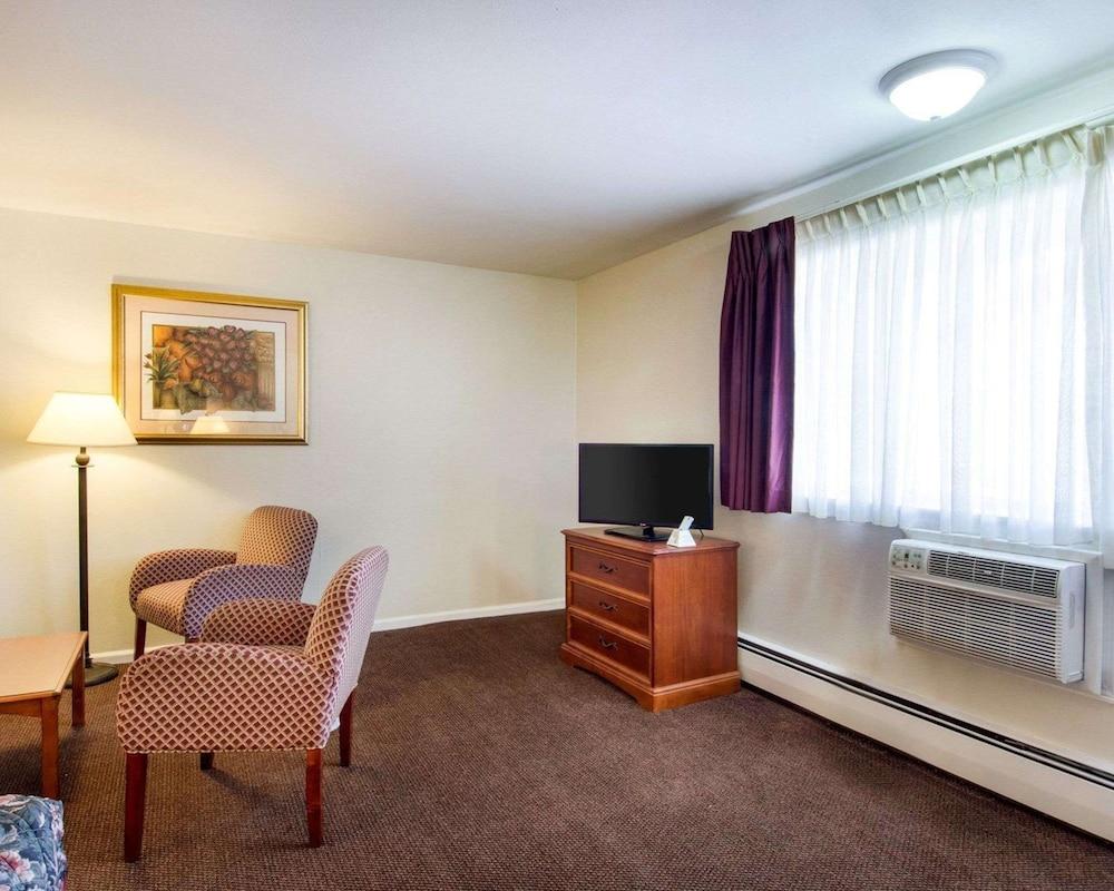 Econo Lodge Inn & Suites photo 18