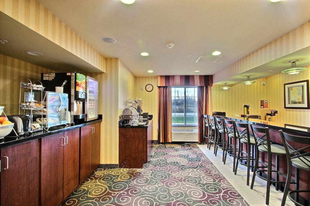 AmericInn by Wyndham Oshkosh photo 24