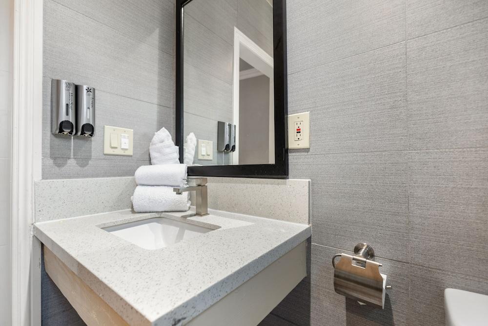 Le Blanc Inn & Suites photo 84