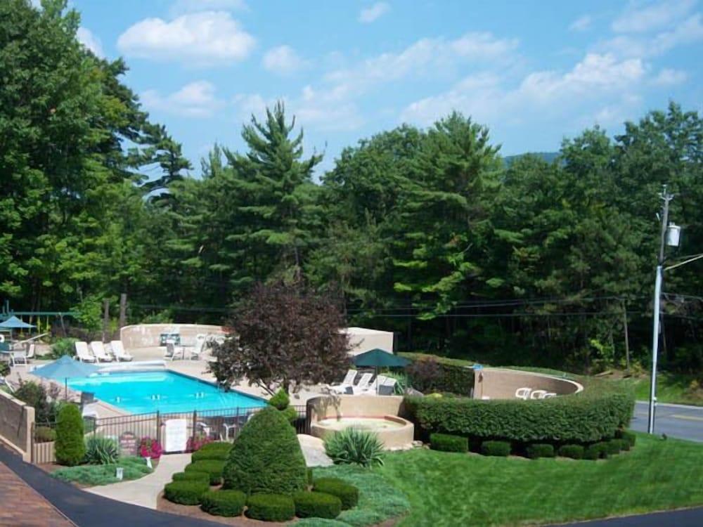 Tall Pines Motel photo 2