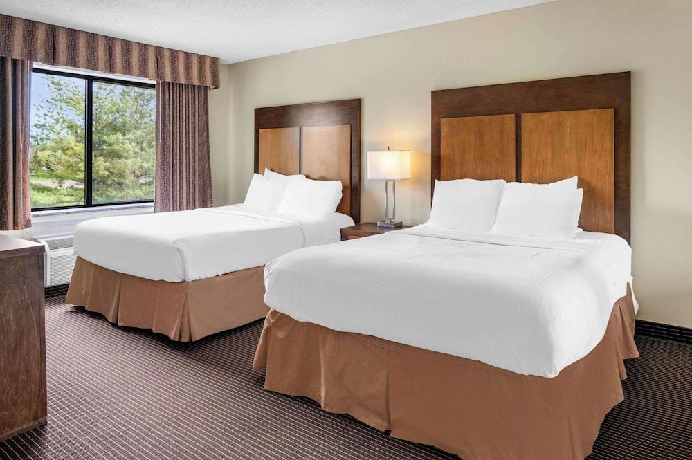 White Pines Inn & Suites photo 27