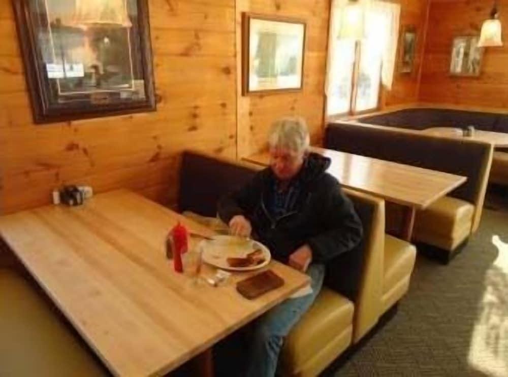 Red Door Resort & Motel photo 5
