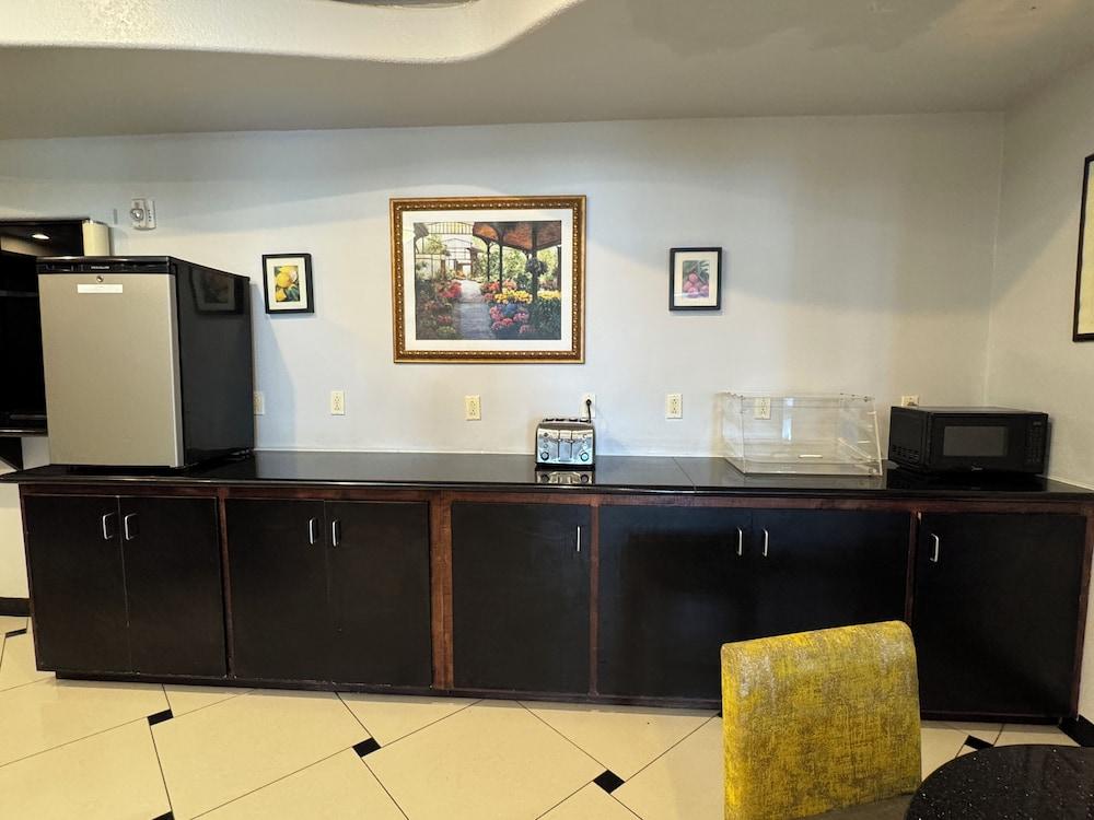 Robinson Inn and Suites photo 9