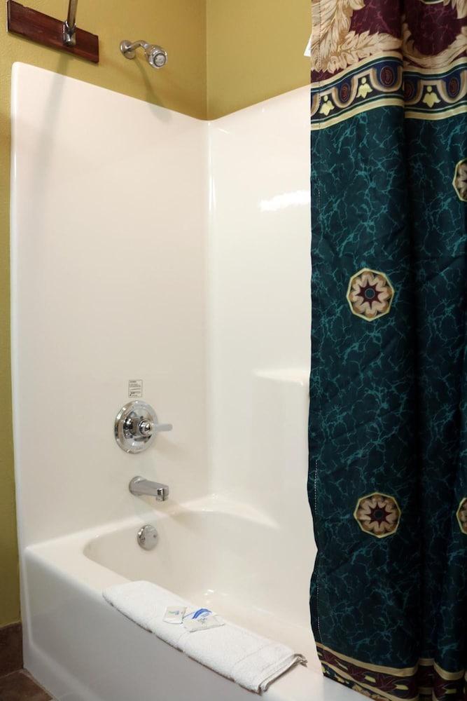 HomeTown Inn & Suites photo 19