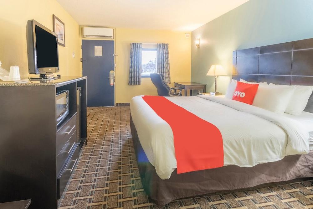 OYO Hotel Knoxville TN Cedar Bluff I-40 photo 13