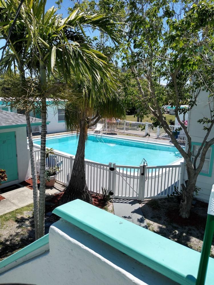 Swashbuckler Motel photo 35