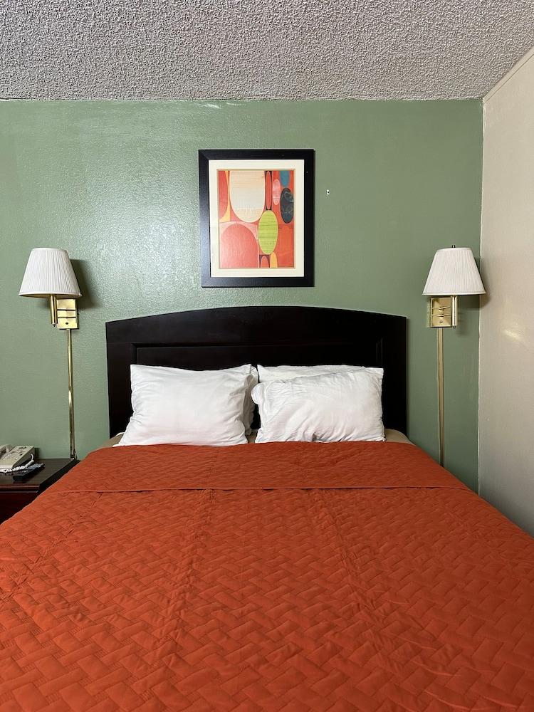Days Inn by Wyndham Southern Hills/ORU photo 41