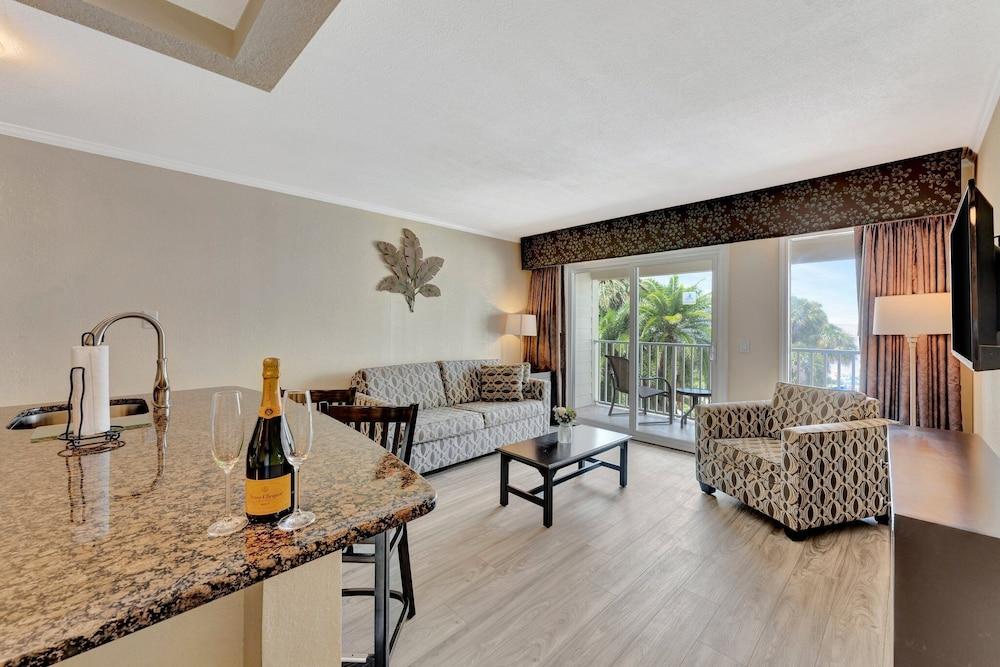 Seaside Luxury Oasis with balcony photo 17