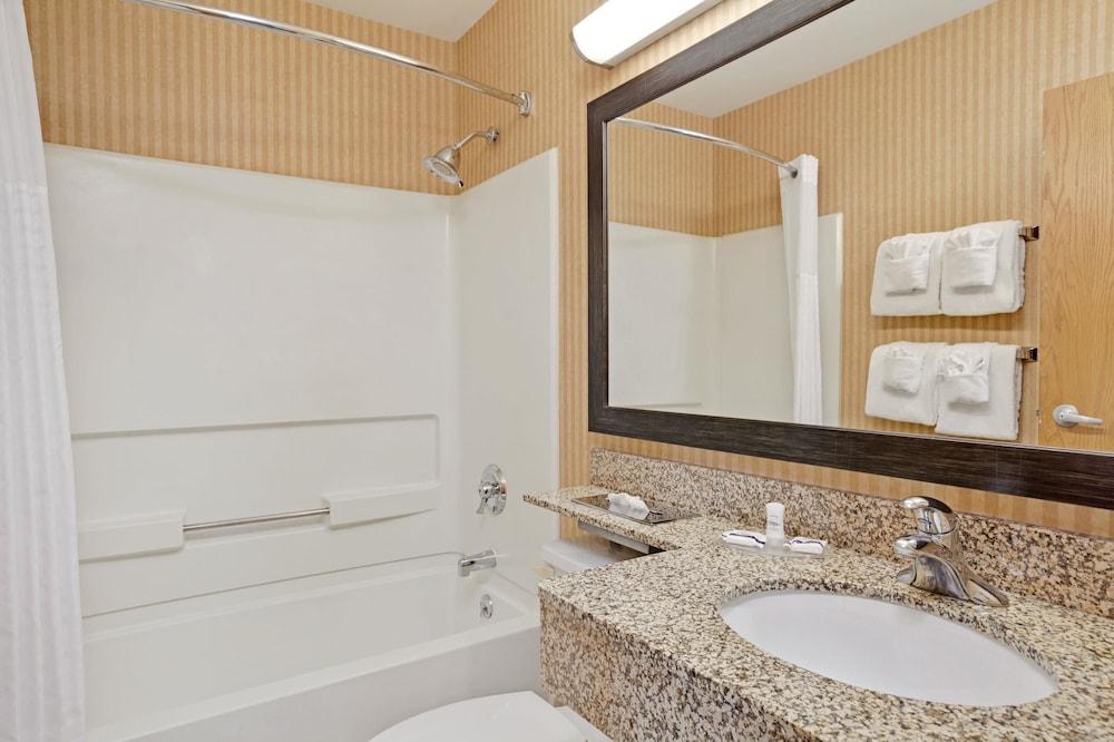 Microtel Inn & Suites by Wyndham Charleston WV photo 19