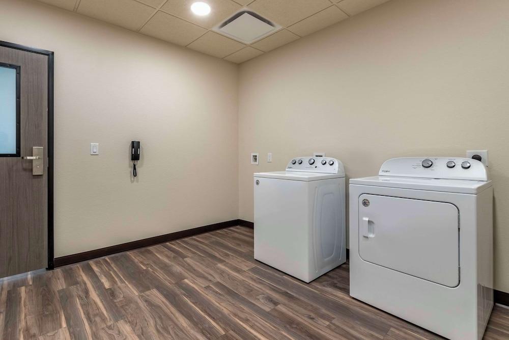 MainStay Suites Milwaukee/Franklin photo 17