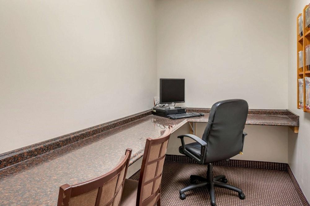 Quality Inn & Suites photo 33