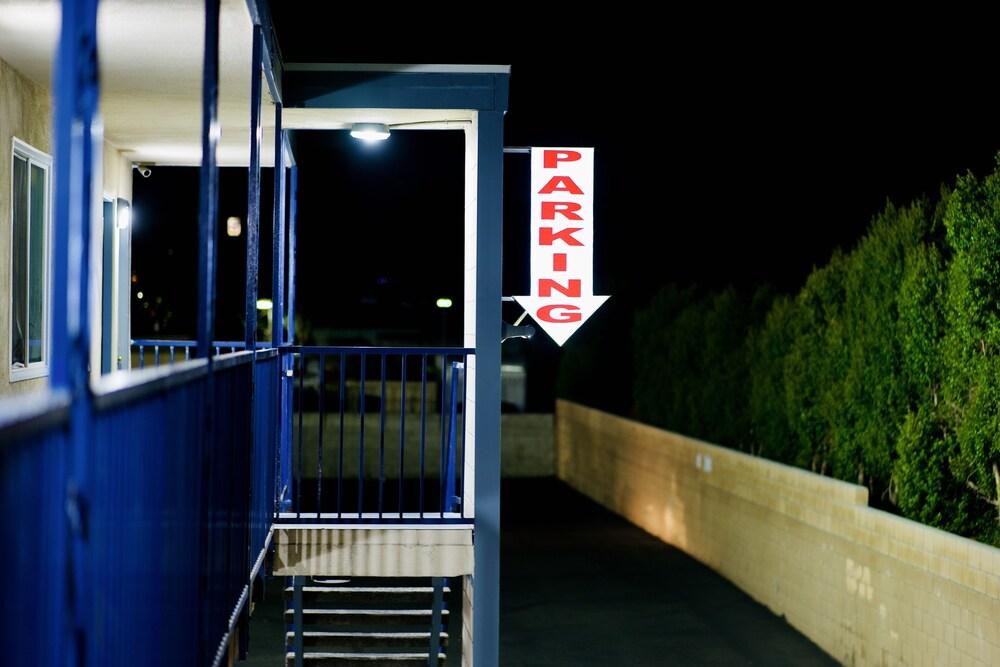 Red Carpet Motel photo 11