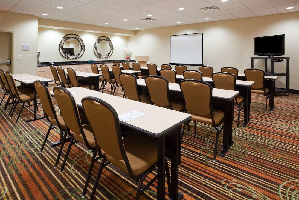 Hampton Inn & Suites Minot Airport photo 27