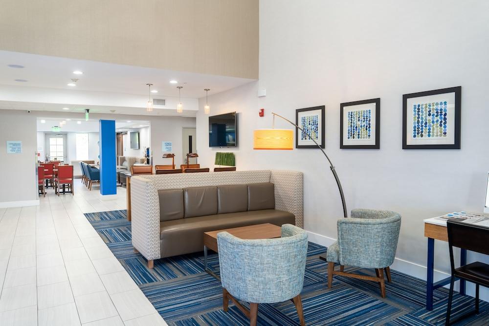 Holiday Inn Express & Suites Lake Forest by IHG photo 3