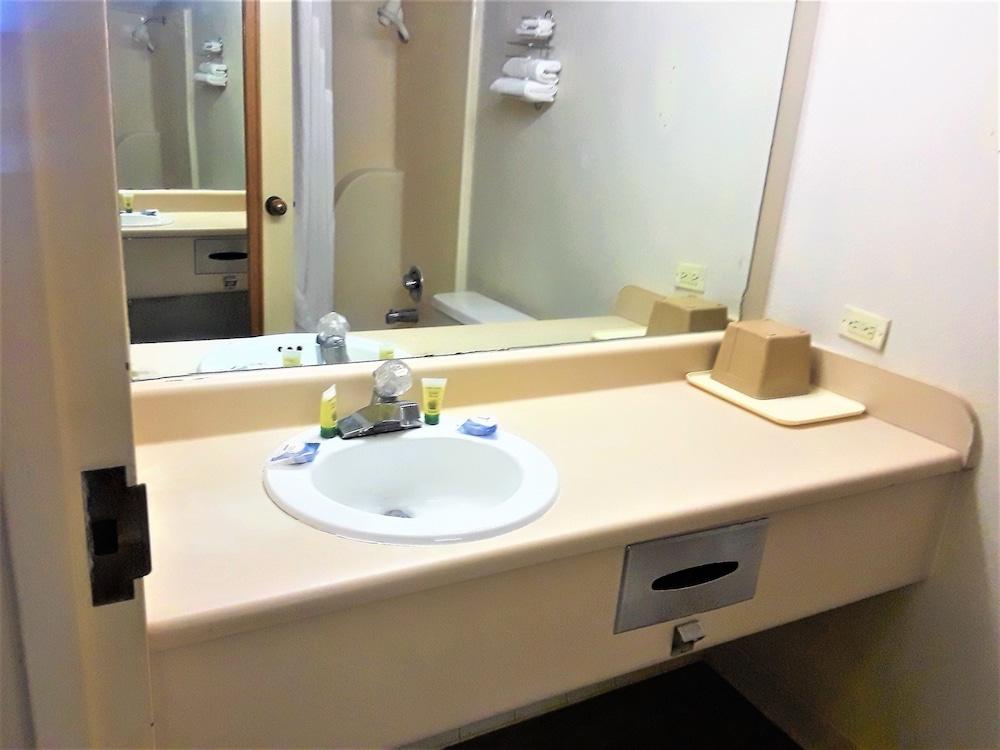 Madison Inn and Suites photo 17