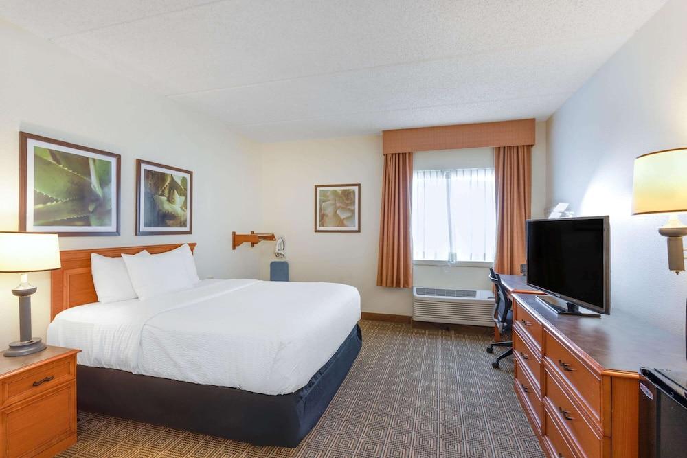 La Quinta Inn & Suites by Wyndham Jacksonville Mandarin photo 9