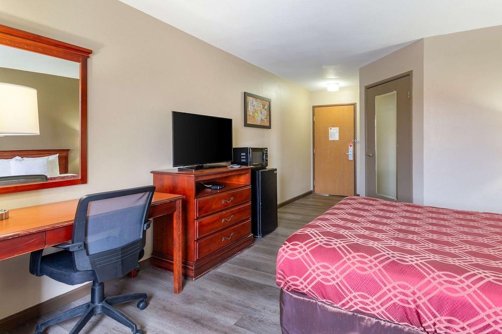 Econo Lodge Inn & Suites Dickson photo 10