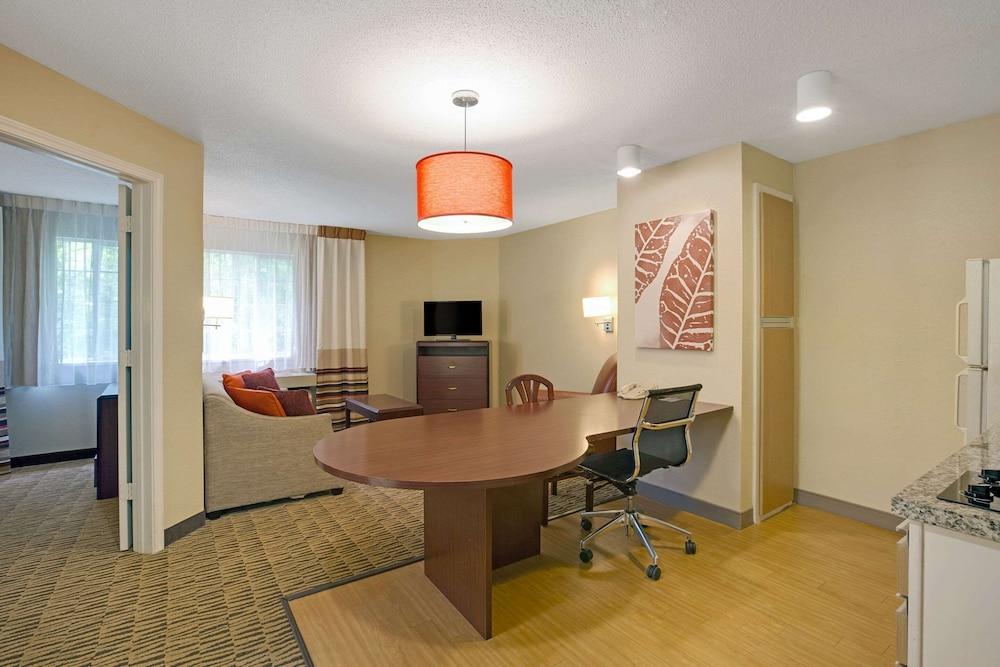 MainStay Suites Cincinnati Blue Ash photo 12
