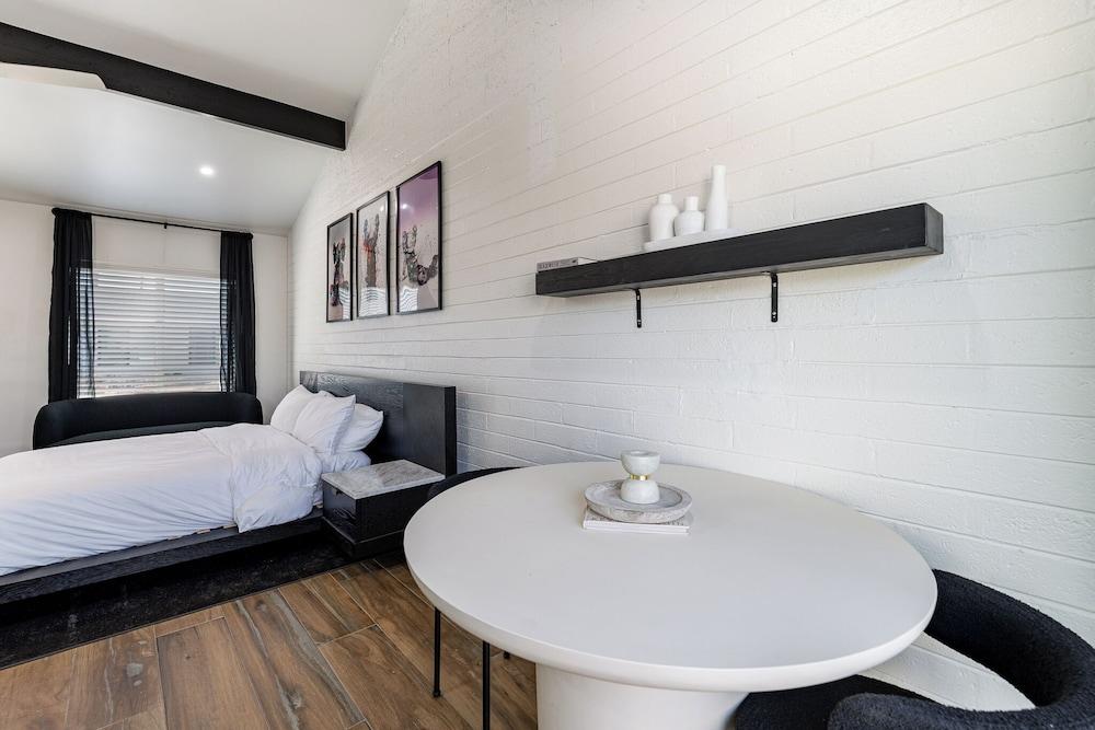 Ash & Ko Boutique Lodging photo 10