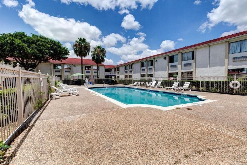 Executive Inn & Suites photo 3