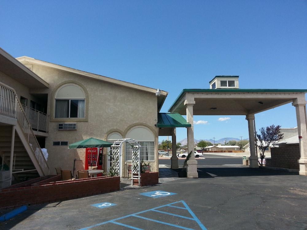 Super 8 by Wyndham Ridgecrest photo 7