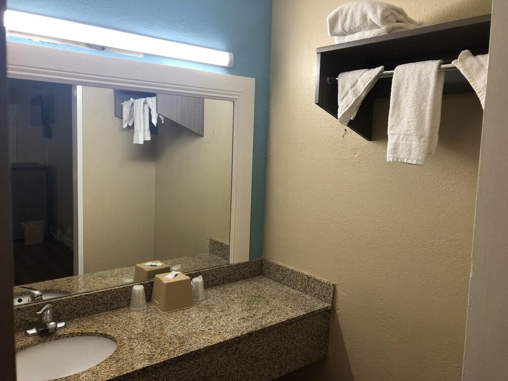 Luxury Inn & Suites photo 12