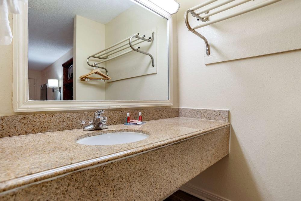 Econo Lodge Pearl - Jackson photo 29