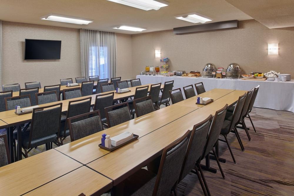 Courtyard by Marriott Detroit Dearborn photo 27