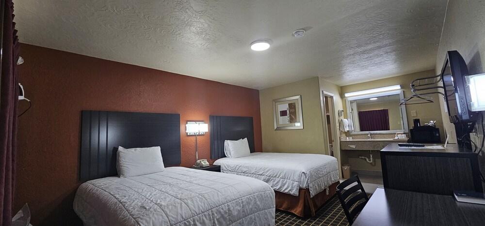 Deluxe Inn Motel photo 5