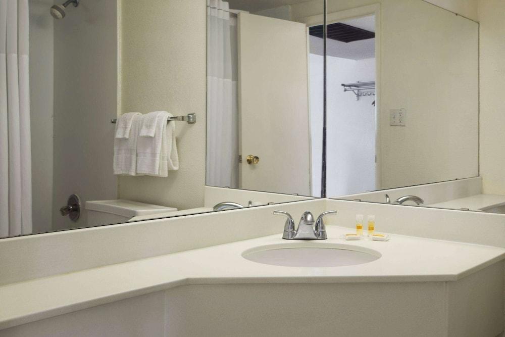Ramada by Wyndham Pittsburgh/New Stanton photo 9